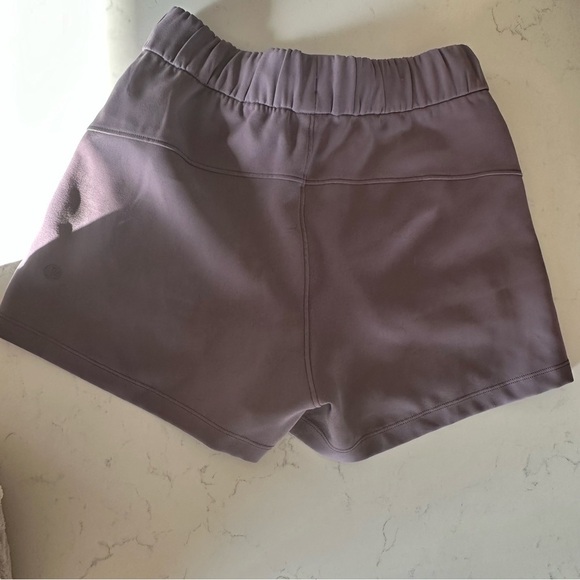 Lululemon On The Fly Short Woven 2.5" size: 2 - Picture 3 of 6